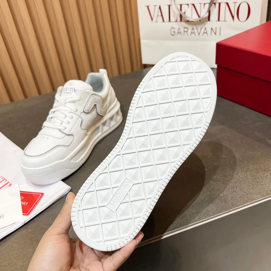 👟👟Ex-factory price 660👟👟 𝑽𝒂𝒍𝒆𝒏𝒕𝒊𝒏𝒐Valentino 𝑶𝒏𝒆𝑺𝒕𝒖𝒅 Couple casual sports shoes series Valentino 2024 new couple sports shoes are on sale. The original ZP was purchased and dismantled. Repeated pattern making and modification. I tried my best to restore it one to one! Top luxury masterpiece Signature five-pointed star design Soft and comfortable genuine leather with contrasting colors brings excellent and elegant texture and excellent on-foot comfort Top purchasing version upper: imported calfskin surface/original oil edge craftsmanship Outsole: original development 𝐓𝐏𝐔 two-color combination outsole Packaging: original configuration complete package Code number: 34-𝟒𝟓